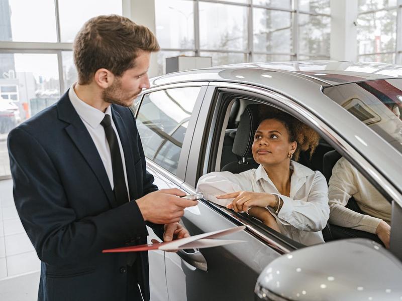 Fahrzeugübergabe: Finanzierung eines Autos über einen Kreditvermittler